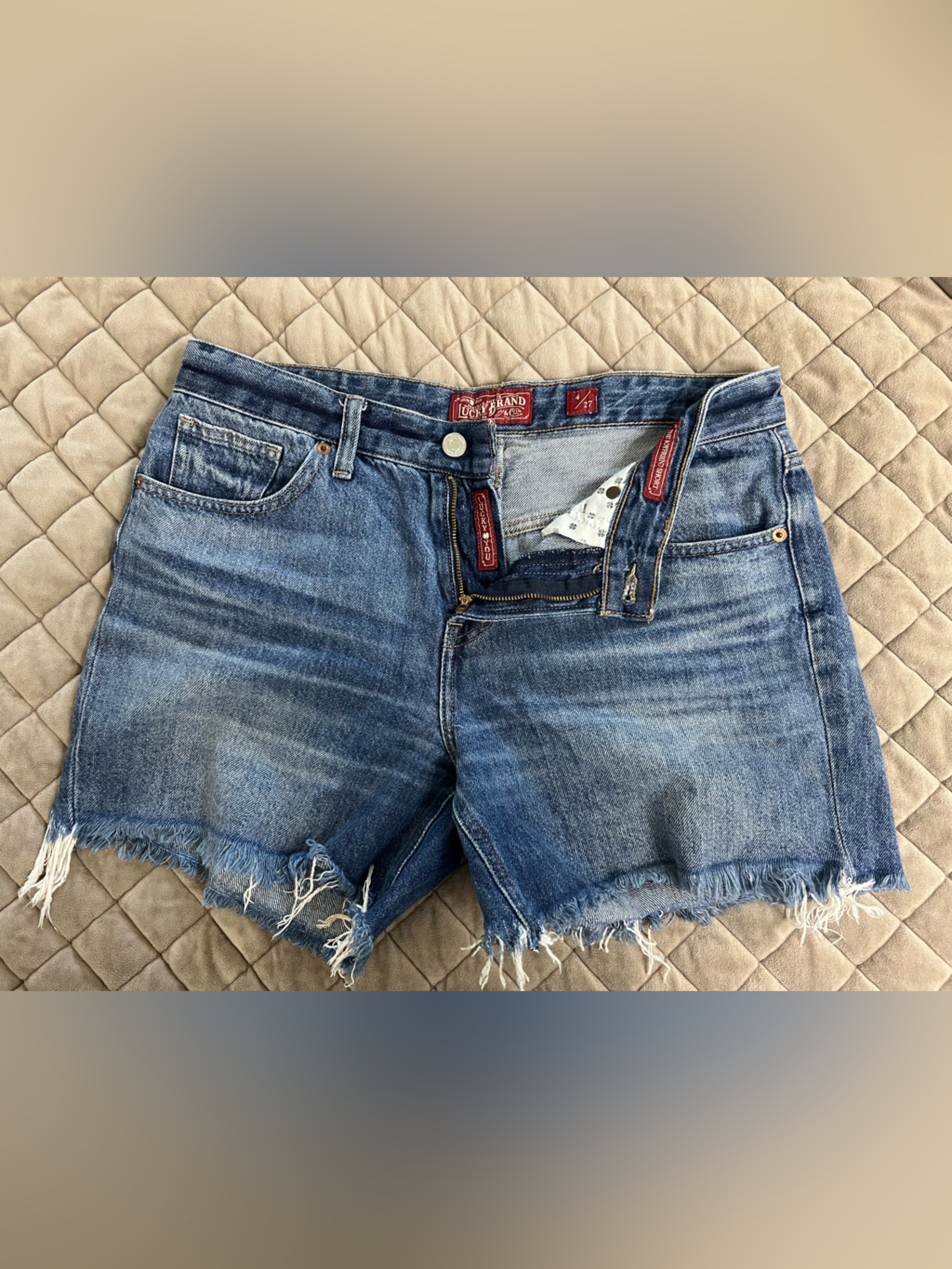 Lucky Brand Blue Denim Jeans With Red Label Detailing Lucky Brand Blue Denim Jeans With Red Label Detailing